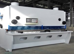 Чилиге экспортталған CNC гидравликалық гильотинді кесу машинасы